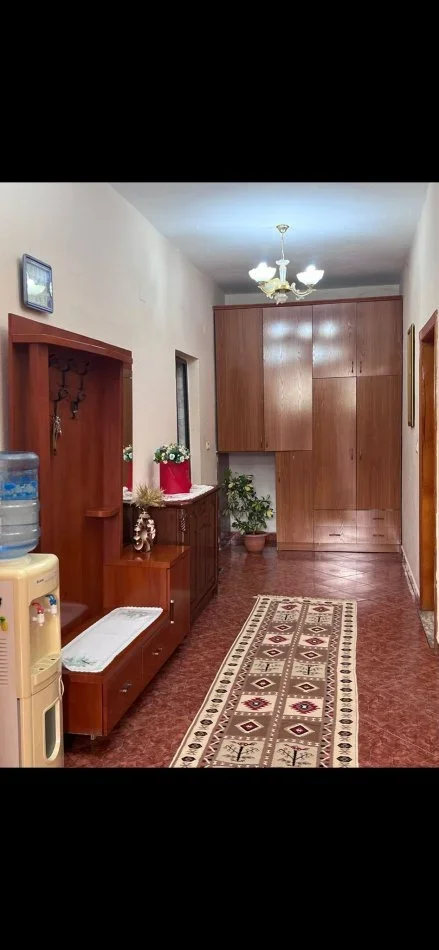 Tirane, jepet me qera shtepi 2+1+Ballkon Kati 1, 120 m² 5.000 € (Spitali Ushtarak)