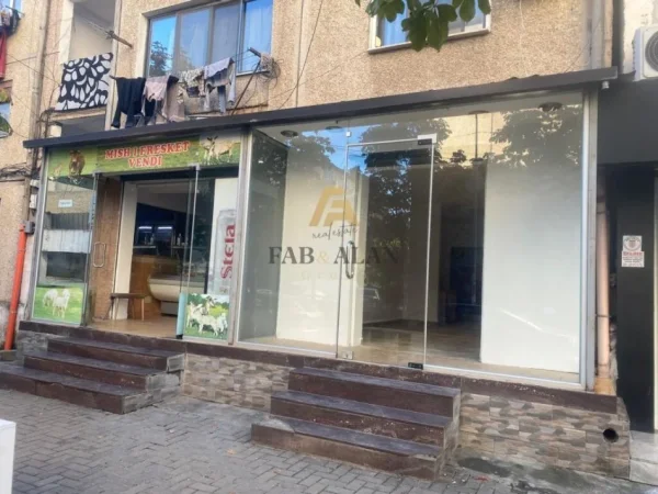 Tirane, shitet dyqan Kati 0, 100 m² 215.000 € (Laprake)