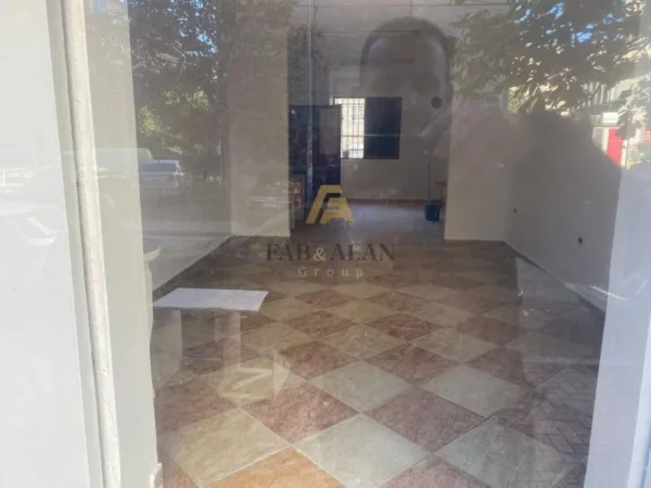 Tirane, shitet dyqan Kati 0, 100 m² 215.000 € (Laprake)