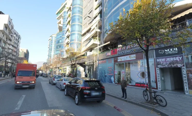 Tirane, jepet me qera ambjent biznesi Kati 4, 290 m² 4.000 € (Rruga e Dibres)