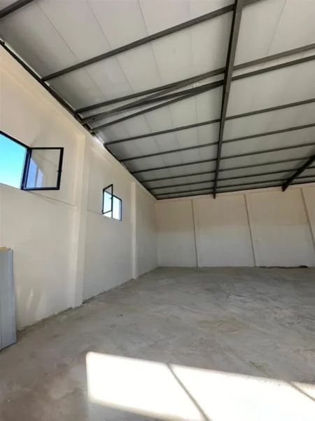 Tirane, jepet me qera magazine Kati 0, 500 m² 2.000 € (Prush)