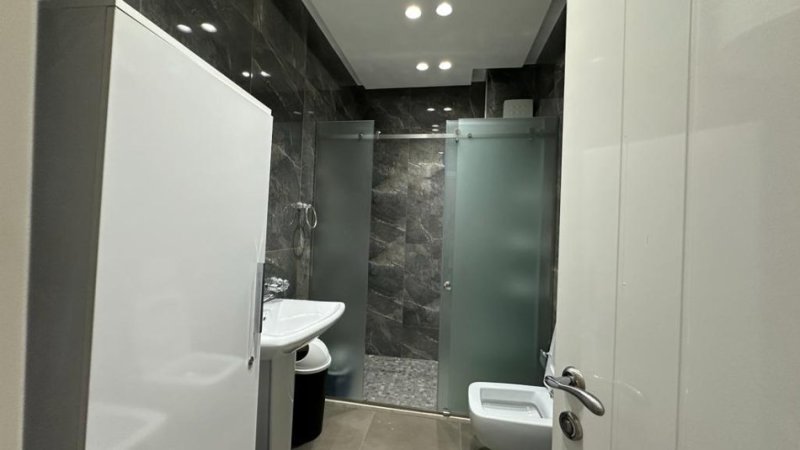 Tirane, jepet me qera zyre Kati 8, 91 m² 800 € (KOMPLEKSI KIKA 2 KOMUNA E PARISIT)