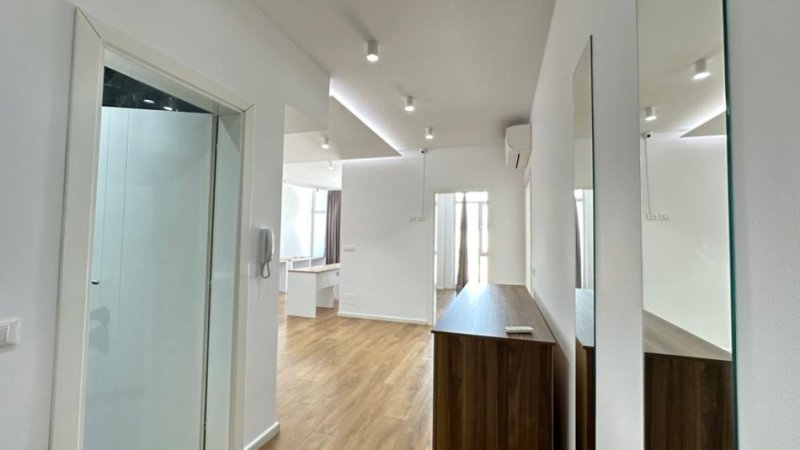 Tirane, jepet me qera zyre Kati 8, 91 m² 800 € (KOMPLEKSI KIKA 2 KOMUNA E PARISIT)