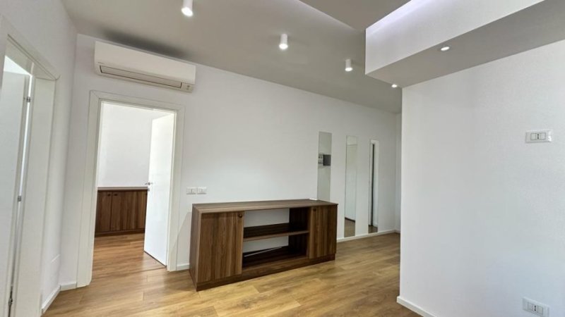 Tirane, jepet me qera zyre Kati 8, 91 m² 800 € (KOMPLEKSI KIKA 2 KOMUNA E PARISIT)