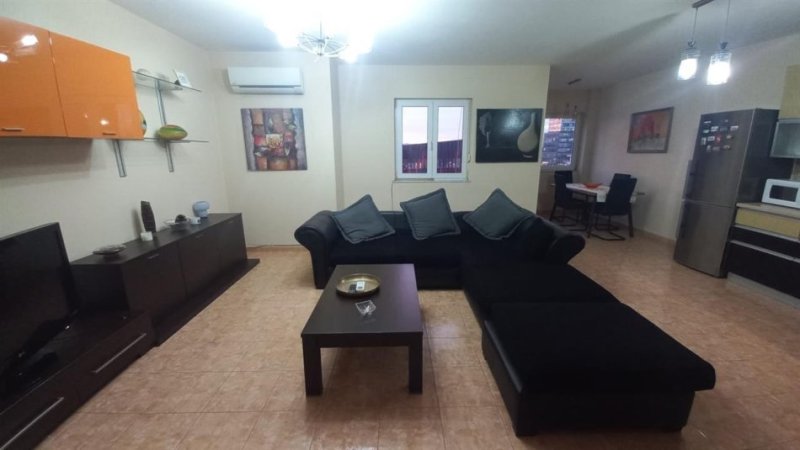 Tirane, jepet me qera apartament 2+1+Ballkon Kati 5, 140 m² 750 € (Afer me Air Albania)