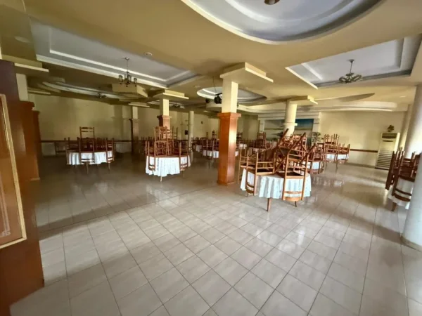 Tirane, jepet me qera ambjent biznesi Kati 1, 500 m² 3.500 € (Rruga Petrit Radovicka)