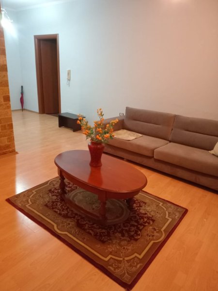 Tirane, jepet me qera apartament 1+1+Ballkon Kati 5, 80 m² 400 € (Fresku)