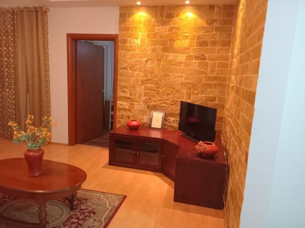 Tirane, jepet me qera apartament 1+1+Ballkon Kati 5, 80 m² 400 € (Fresku)
