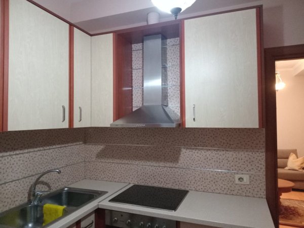 Tirane, jepet me qera apartament 1+1+Ballkon Kati 5, 80 m² 400 € (Fresku)