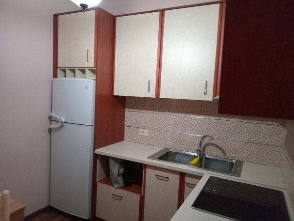 Tirane, jepet me qera apartament 1+1+Ballkon Kati 5, 80 m² 400 € (Fresku)