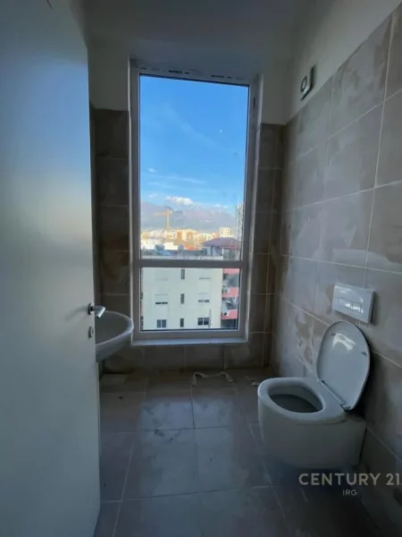 Tirane, jepet me qera ambjent biznesi Kati 6, 136 m² 1.000 € (Bulevardi i Ri)