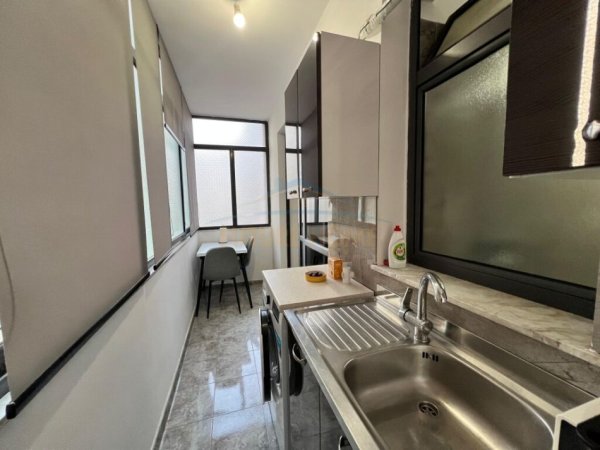 Tirane, jepet me qera garsonier 1+1 Kati 2, 40 m² 550 € (Rr. &quot;Perlat Rexhepi&quot;, Bllok)