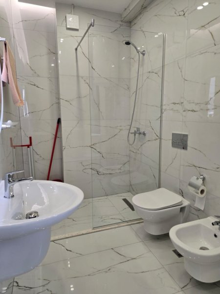 Tirane, jepet me qera apartament 1+1+Ballkon Kati 5, 75 m² 600 € (Kodra Diellit 1 ( Tek ish Universitet New Yourk))