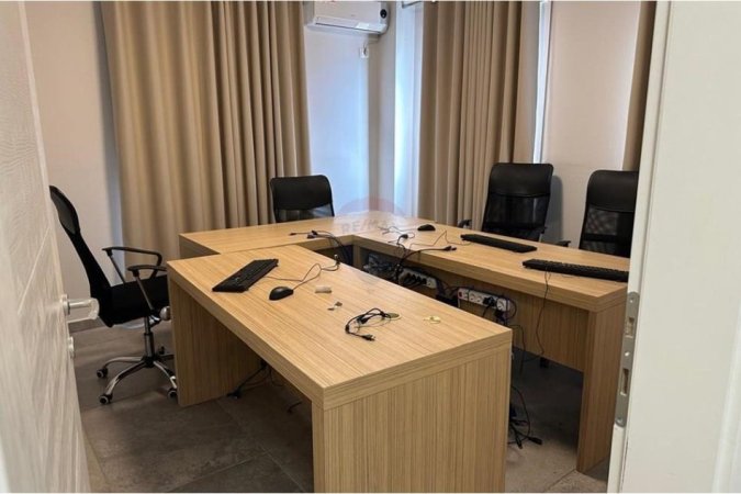 Tirane, jepet me qera zyre Kati 6, 135 m² 850 € (KOMPLEKSI OLIMPIK)