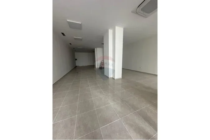 Tirane, jepet me qera dyqan Kati 0, 125 m² 1.000 € (ISH FUSHA E AVIACIONIT)