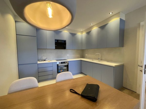 Tirane, jepet me qera apartament 1+1+Aneks+Ballkon Kati 5, 71 m² 500 € (yzberisht)
