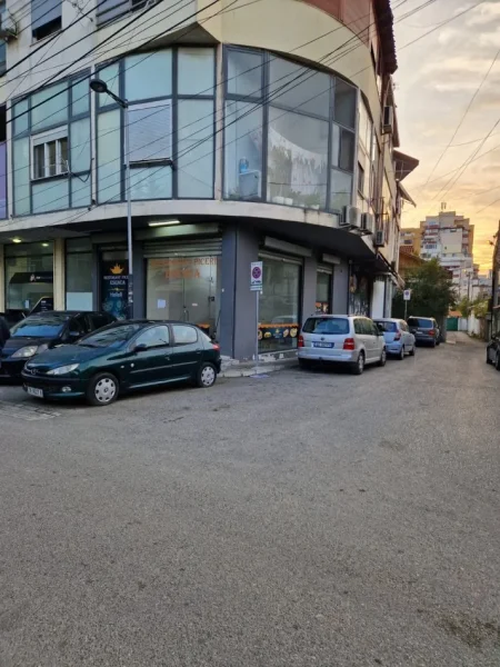 Tirane, jepet me qera dyqan Kati 0, 45 m² 400 € (Rruga Gjon Buzuku, mbrapa Viles Gold!)