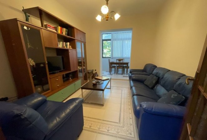 Tirane, Me Qera Apartament cilësor, i kompletruar e mobiluar, tip 2+1, në kat 3, sip. 80m², qera 700€/muaj, tek pallatet Agimi/bllok, buzë Lanës, blv, B.Curri, 300m nga Sheshi Skënderbej Tirane