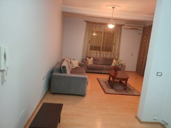 Tirane, jepet me qera apartament 1+1+Aneks+Ballkon Kati 5, 81 m² 400 € (fresk)