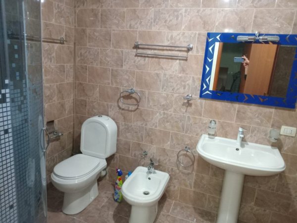 Tirane, jepet me qera apartament 1+1+Aneks+Ballkon Kati 5, 81 m² 400 € (fresk)