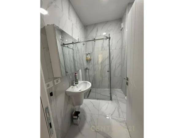 Tirane, jepet me qera apartament 2+1+Ballkon Kati 5, 90 m² 1.000 € (rruga sami frasheri)