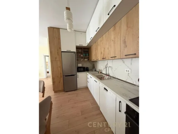 Tirane, jepet me qera apartament 2+1+Ballkon Kati 5, 90 m² 1.000 € (rruga sami frasheri)