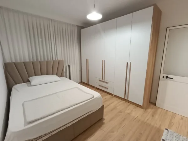 Tirane, jepet me qera apartament 3+1+Ballkon Kati 4, 100 m² 600 € (Stacioni i trenit , Rruga Karl Gega , prane mullirit)