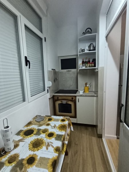 Tirane, jepet me qera apartament 3+1+Ballkon Kati 4, 100 m² 600 € (Stacioni i trenit , Rruga Karl Gega , prane mullirit)