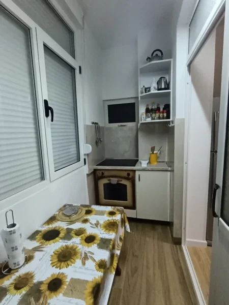 Tirane, jepet me qera apartament 3+1+Ballkon Kati 4, 100 m² 600 € (Stacioni i trenit , Rruga Karl Gega , prane mullirit)