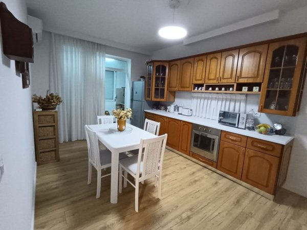 Tirane, jepet me qera apartament 3+1+Ballkon Kati 4, 100 m² 600 € (Stacioni i trenit , Rruga Karl Gega , prane mullirit)