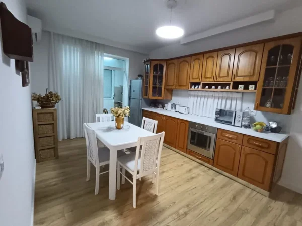 Tirane, jepet me qera apartament 3+1+Ballkon Kati 4, 100 m² 600 € (Stacioni i trenit , Rruga Karl Gega , prane mullirit)