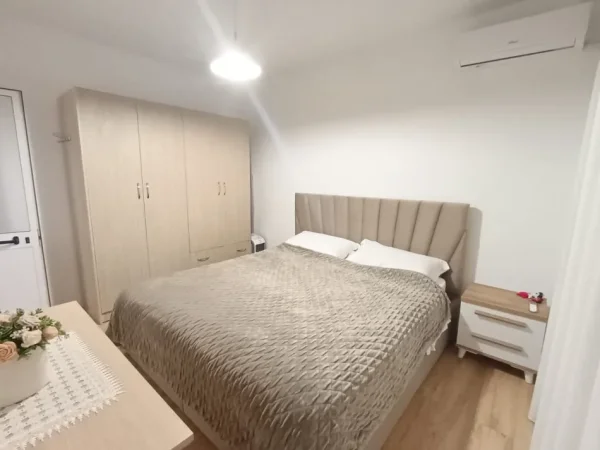 Tirane, jepet me qera apartament 3+1+Ballkon Kati 4, 100 m² 600 € (Stacioni i trenit , Rruga Karl Gega , prane mullirit)