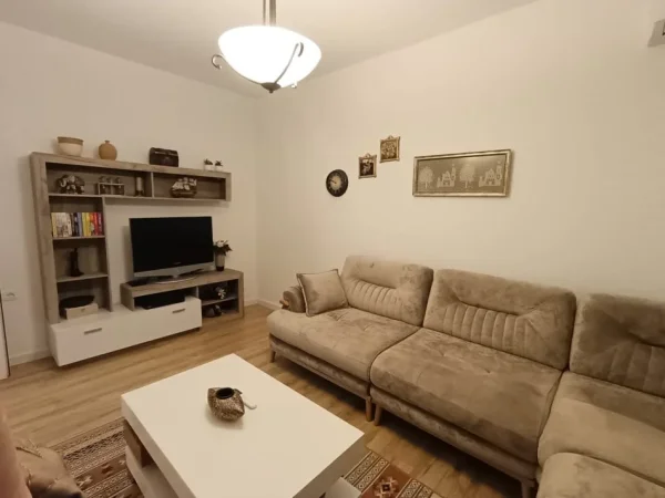 Tirane, jepet me qera apartament 3+1+Ballkon Kati 4, 100 m² 600 € (Stacioni i trenit , Rruga Karl Gega , prane mullirit)