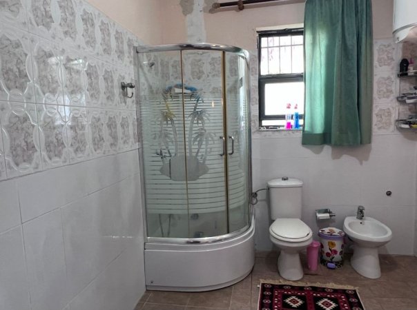 Tirane, jepet me qera shtepi 2+1 Kati 1, 120 m² 50.000 € (Laprake)