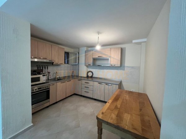 Tirane, jepet me qera ambjent biznesi Kati 0, 109 m² 700 € (Shkolla e Baletit)
