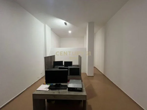 Tirane, shitet dyqan , 46 m² 110.000 € 