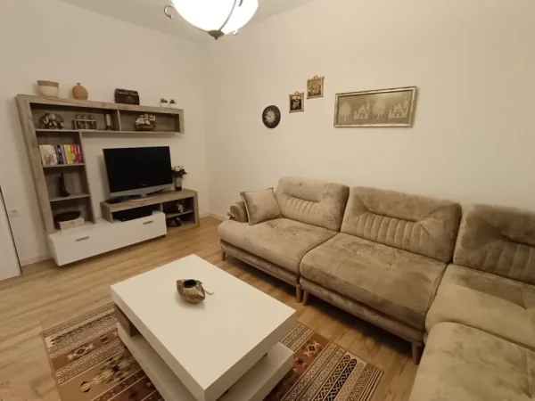 Tirane, jepet me qera apartament 2+1+Aneks+Ballkon Kati 4, 110 m² 600 € (rruga Karl Gega)