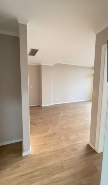 Tirane, jepet me qera apartament 1+1 , 750 € (Liqeni i Tiranes)