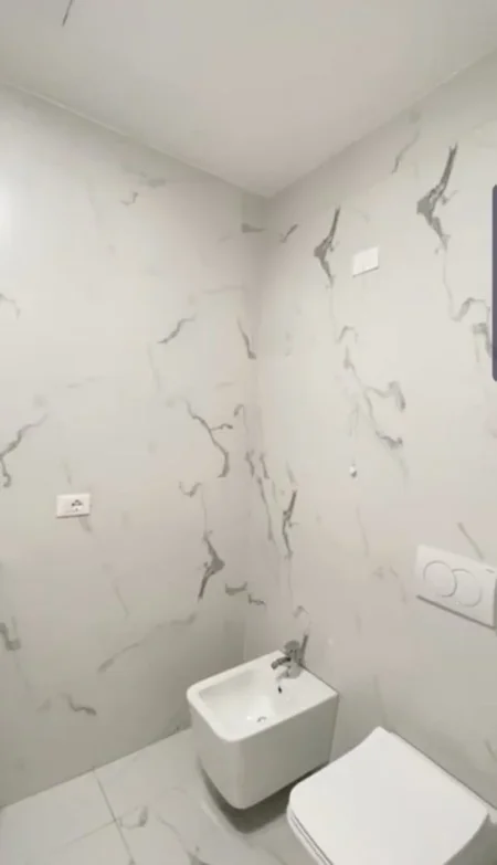 Tirane, jepet me qera apartament 1+1 , 750 € (Liqeni i Tiranes)