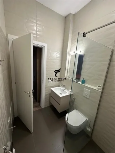 Tirane, jepet me qera apartament 2+1 Kati 8, 110 m² 800 € (QENDER)