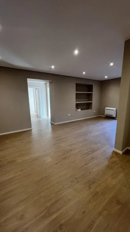 Tirane, jepet me qera zyre Kati 2, 94 m² 950 € (rruga e kavajes)