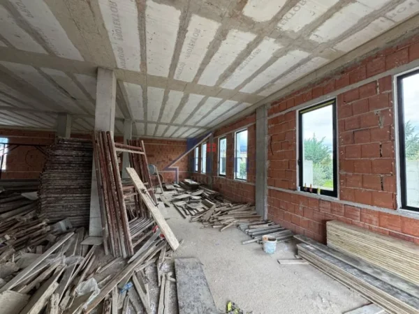 Tirane, jepet me qera magazine Kati 0, 270 m² 1.000 € (Kamez)