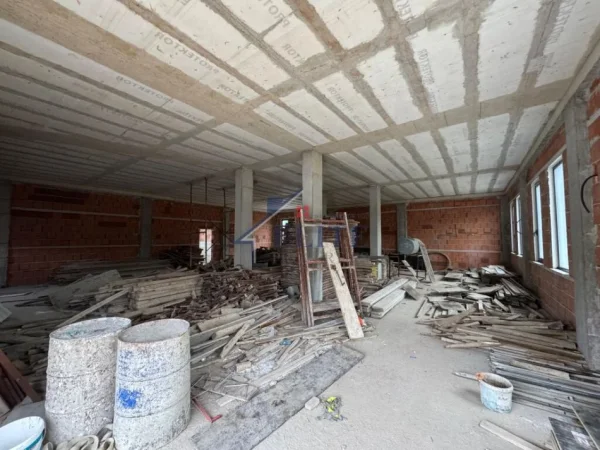 Tirane, jepet me qera magazine Kati 0, 270 m² 1.000 € (Kamez)