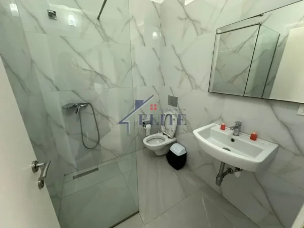 Tirane, jepet me qera hotel , 370 m² 3.500 € (Peze Helmes)