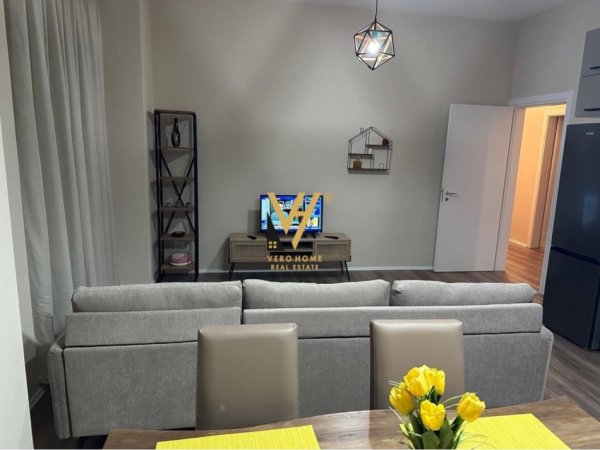 Tirane, jepet me qera apartament 2+1+Ballkon Kati 8, 110 m² 800 € (PAZARI I RI)