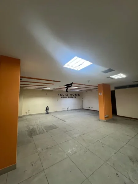 Tirane, jepet me qera dyqan Kati -1, 600 m² 5.000 € (STADIUMI DINAMO)