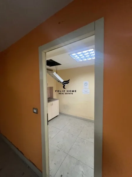 Tirane, jepet me qera dyqan Kati -1, 600 m² 5.000 € (STADIUMI DINAMO)