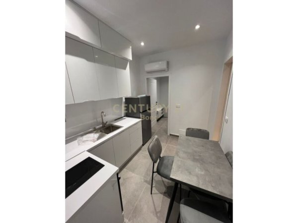 Tirane, jepet me qera apartament 1+1+Aneks+Ballkon Kati 4, 100 m² 2.000 € (SHALLVARET)