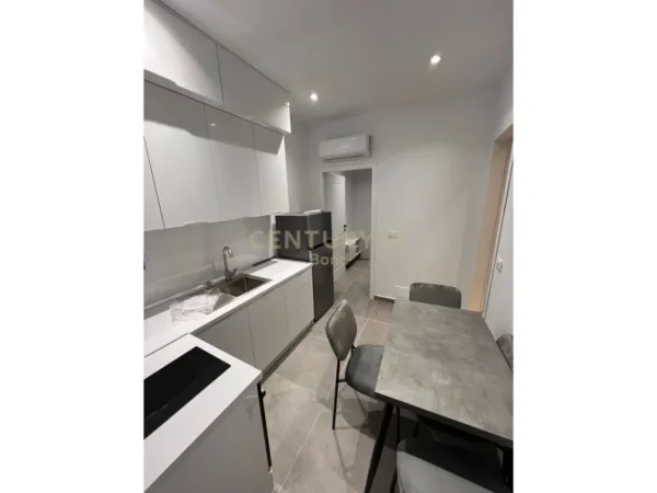 Tirane, jepet me qera apartament 1+1+Aneks+Ballkon Kati 4, 100 m² 2.000 € (SHALLVARET)