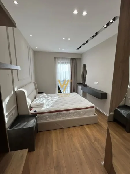 Tirane, jepet me qera apartament 1+1+Ballkon Kati 21, 78 m² 1.000 € (RRUGA E KAVAJES)